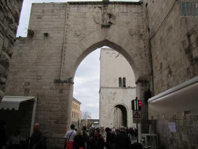 Gli Angioini (dal 1268 al 1442) - Gli Angioini regnano su Bari dando vita a un periodo di buio. Simbolo della loro presenza � l'Arco posto ad accesso di Piazza San Nicola, aperto da Carlo II